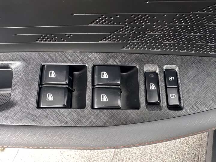 Changan UNI-V 2022 1.5 T Premium — фото 18