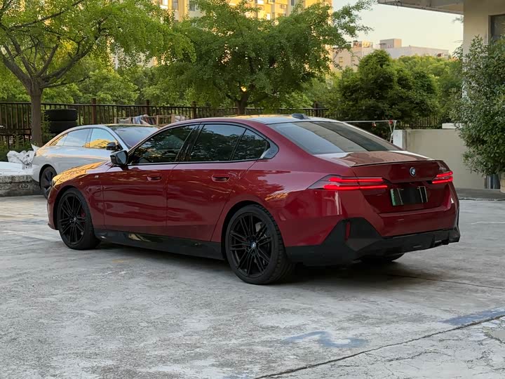 BMW i 5 M 60 2024 x Drive M 60 — фото 4