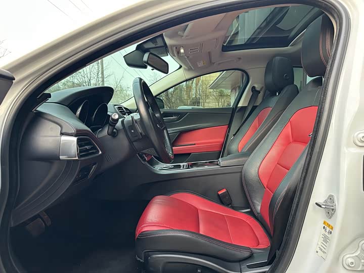 Jaguar XE 2015 2.0 T 200 PS R-Sport — фото 9