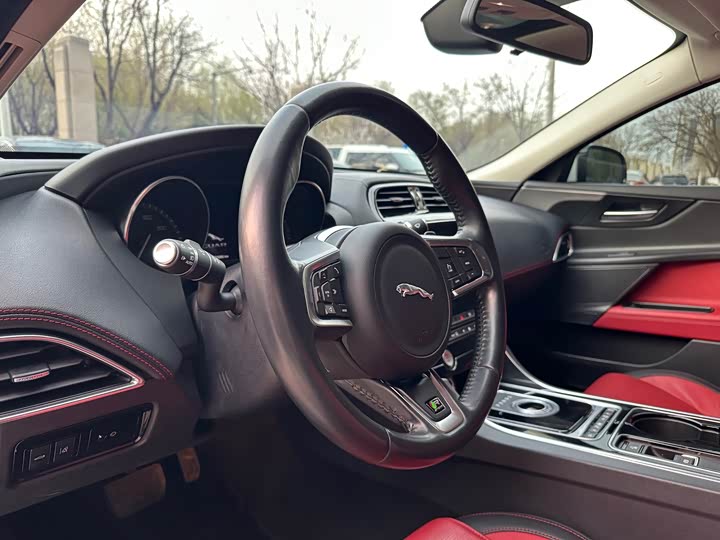 Jaguar XE 2015 2.0 T 200 PS R-Sport — фото 10