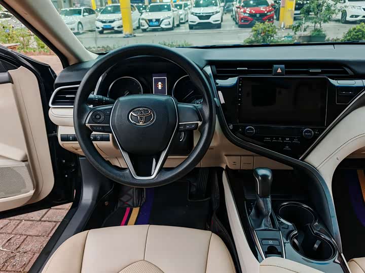 Toyota Camry — фото 10