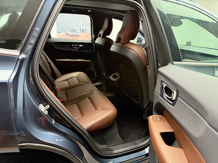 Volvo XC60 2025 B 5 4 WD — фото 7