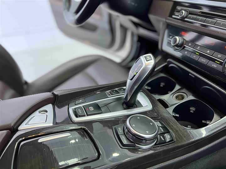 BMW 5 Series 525Li — фото 14