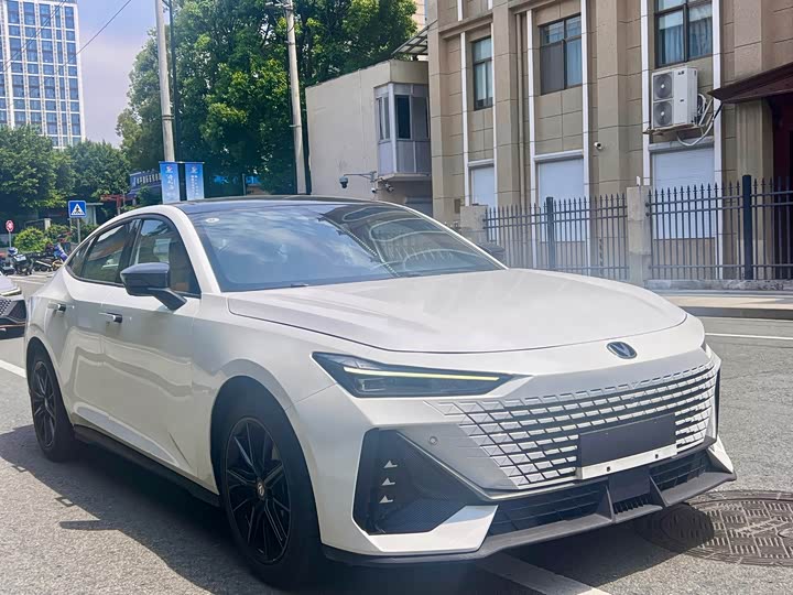 Changan UNI-V 2022 1.5 T Premium — фото 3