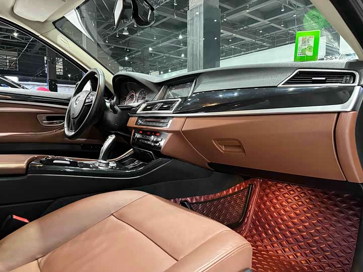 BMW 5 Series 520Li — фото 12