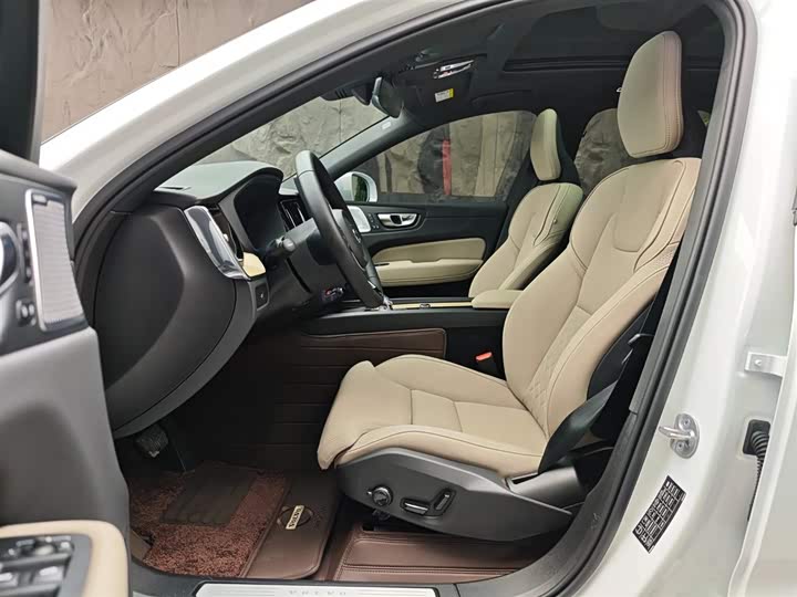 Volvo XC60 2025 B 5 4 WD — фото 8