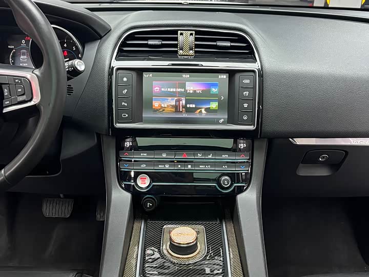 Jaguar F-PACE 2018 2.0 T 2 WD — фото 26
