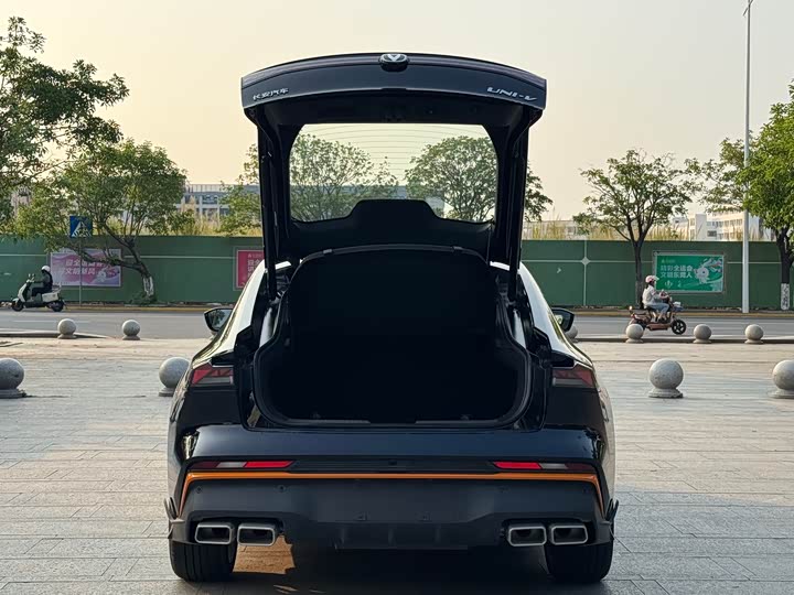 Changan UNI-V 2024 1.5 T Sport — фото 18