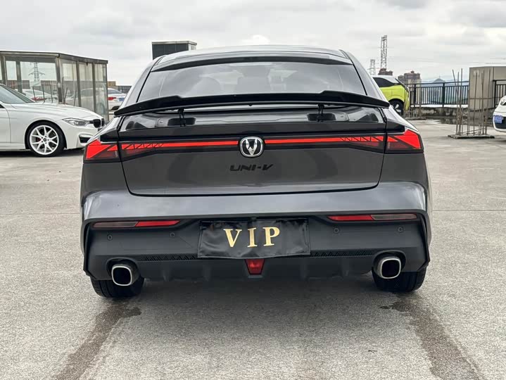 Changan UNI-V 2022 1.5 T Premium — фото 5