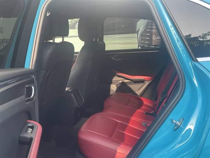 Porsche Macan 2022 Macan 2.0 T — фото 6