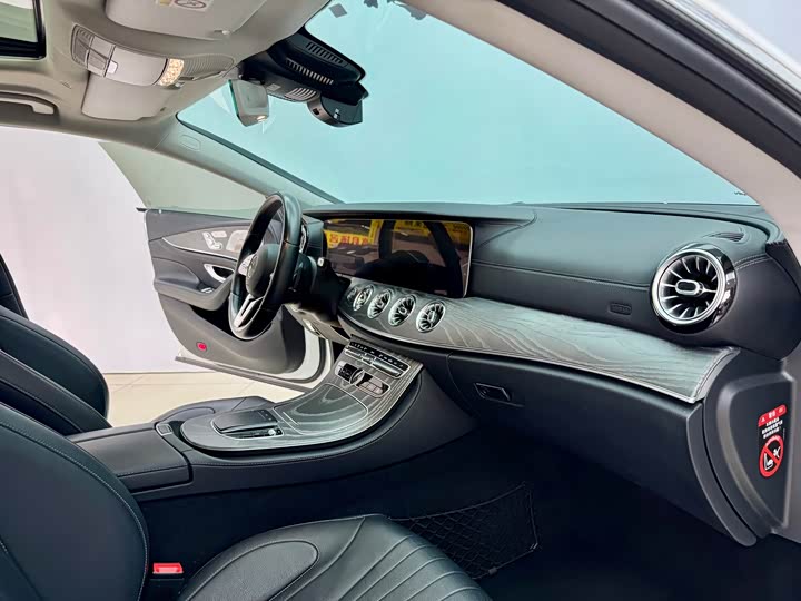 Mercedes-Benz CLS 2018 CLS 300 — фото 15