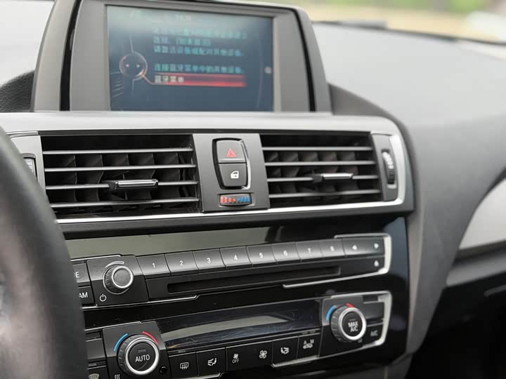 BMW 1-Series 2015 120i Leading — фото 12
