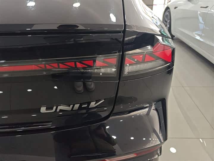 Changan UNI-V 2024 1.5 T Premium — фото 24