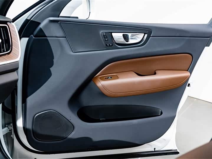 Volvo XC60 Hybrid 2023 T 8 PHEV 4 WD — фото 17