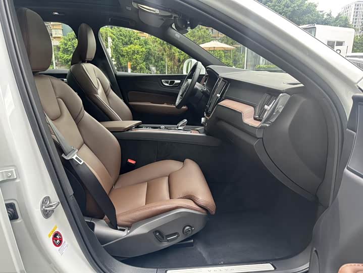 Volvo XC60 2024 B 5 4 WD — фото 19
