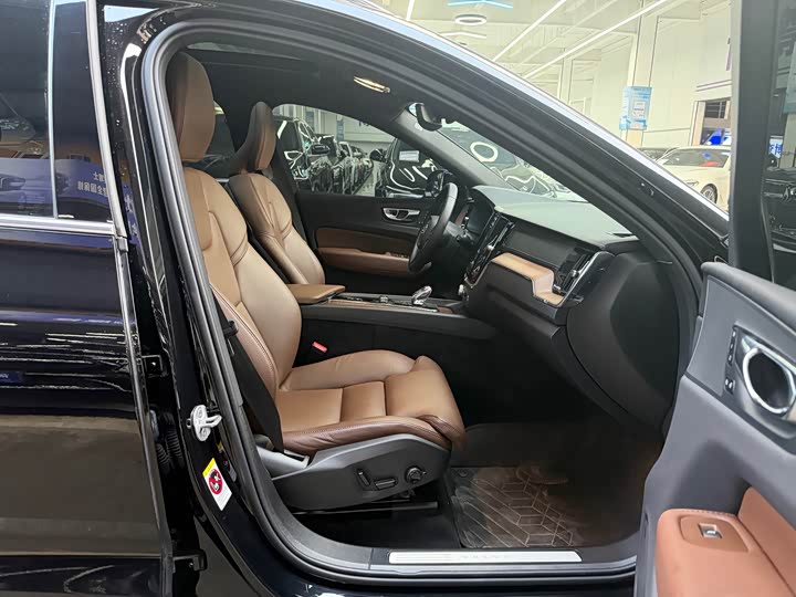 Volvo XC60 2025 B 5 4 WD — фото 15