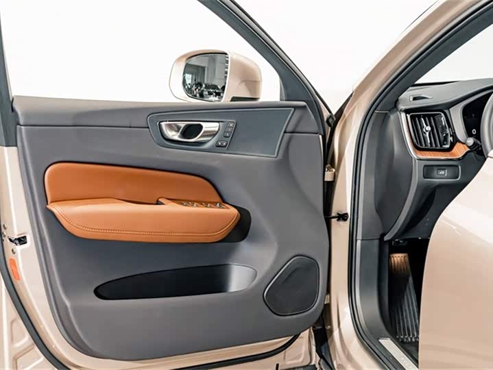 Volvo XC60 2025 B 5 4 WD — фото 16
