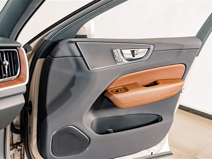 Volvo XC60 2025 B 5 4 WD — фото 14