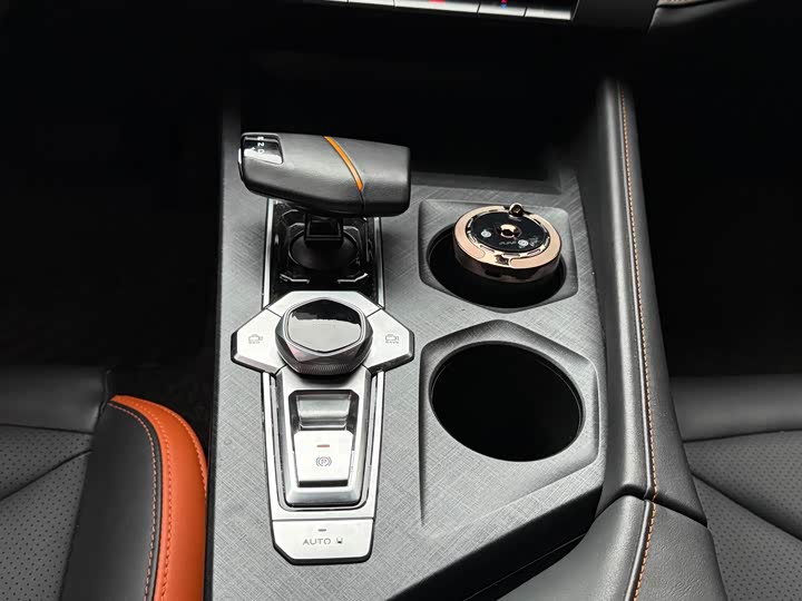 Changan UNI-V 2023 1.5 T Premium — фото 16