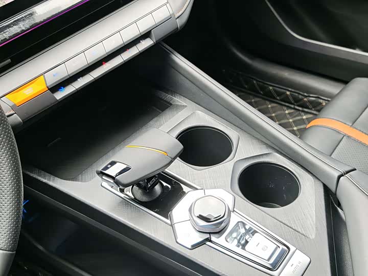 Changan UNI-V 2024 1.5 T Premium — фото 11