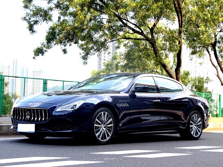 Maserati Quattroporte — фото 1
