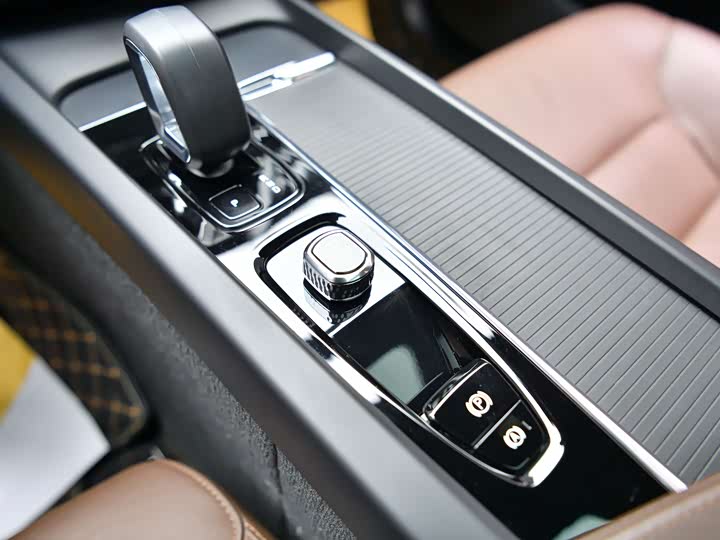 Volvo XC60 2023 B 5 4 WD — фото 13