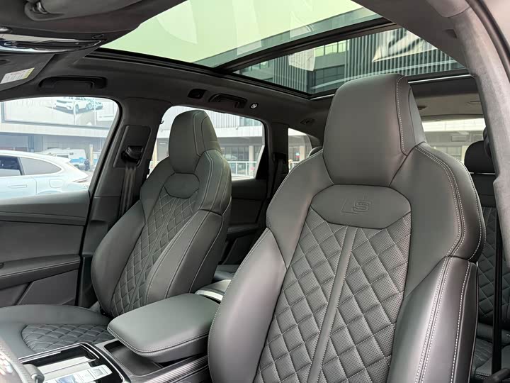 Audi SQ7 2024 4.0 TFSI — фото 21