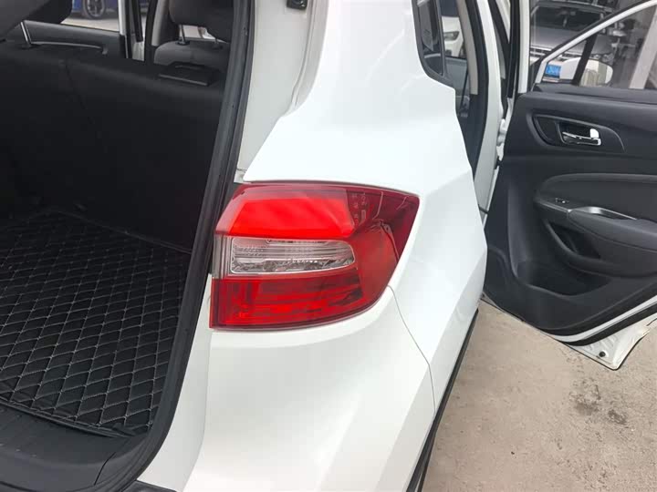 Changan CS15 2016 1.5 L MT — фото 8