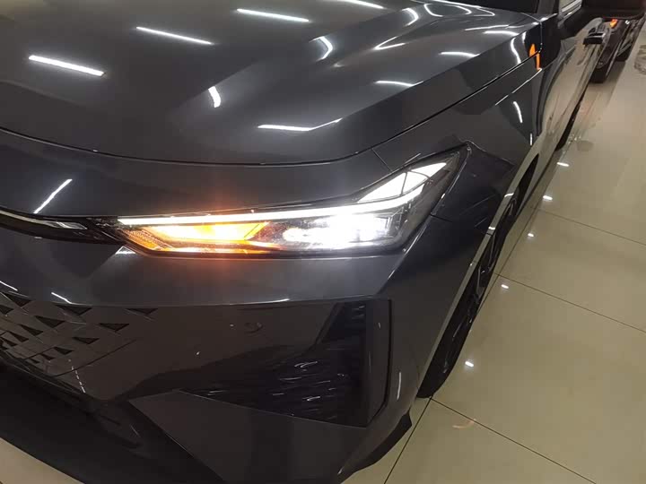Changan UNI-V 2024 1.5 T Premium — фото 3