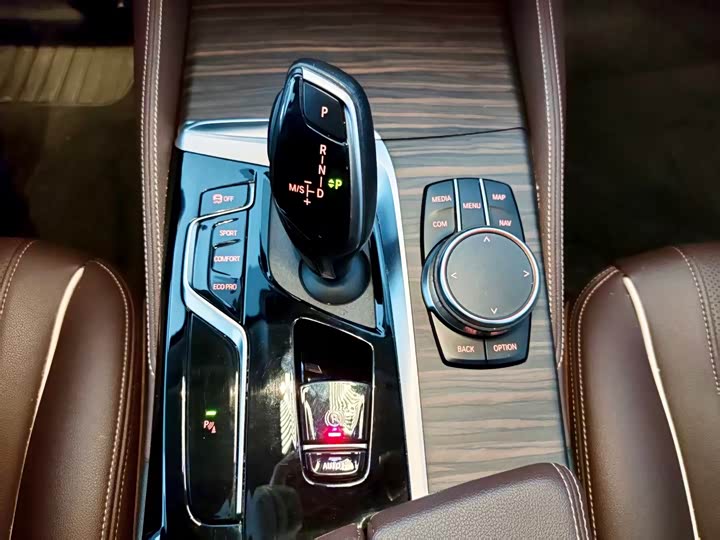 BMW 5-Series 2023 530 Li x Drive — фото 11