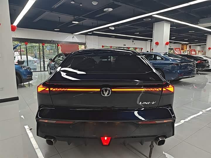 Changan UNI-V 2022 1.5 T Premium — фото 6
