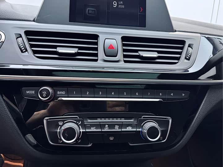BMW 1-Series 2018 118i Sport — фото 14
