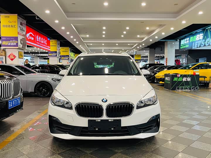 BMW 2-Series 2019 220i Leading — фото 2