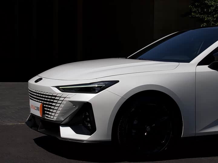 Changan UNI-V 2023 1.5 T Premium — фото 3