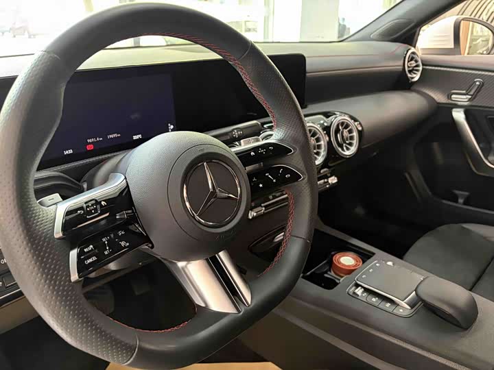 Mercedes-Benz A-Class 2024 A 200 L — фото 3
