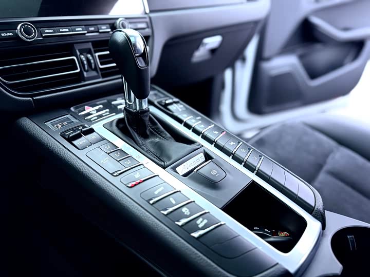 Porsche Macan 2020 Macan 2.0 T — фото 24