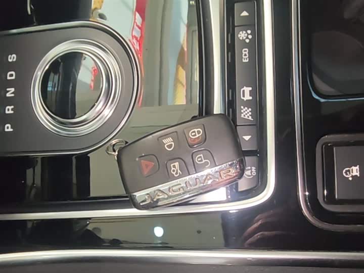 Jaguar XEL 2019 2.0 T 200 PS — фото 9