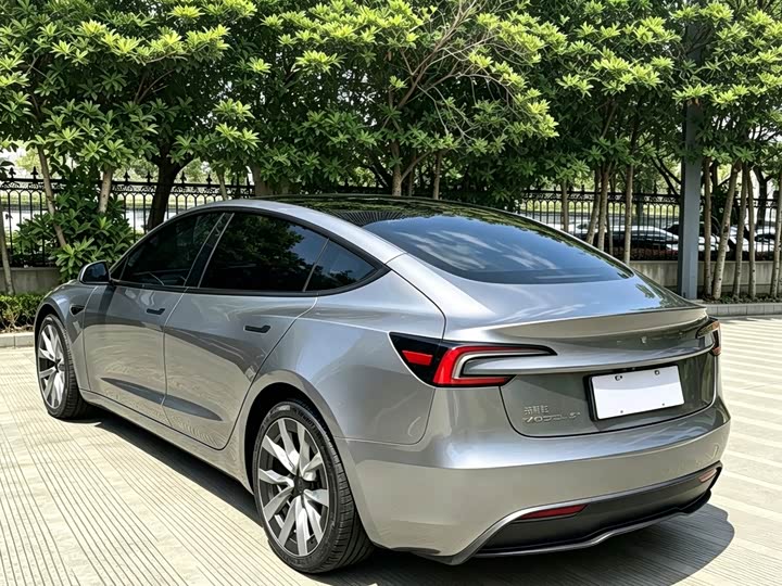 Tesla Model 3 2025 — фото 11