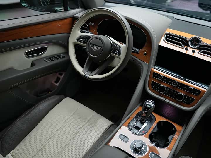 Bentley Bentayga — фото 16