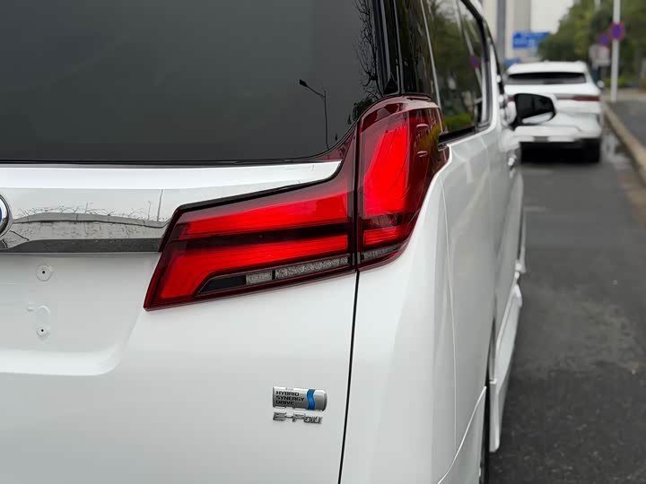 Toyota Alphard — фото 9