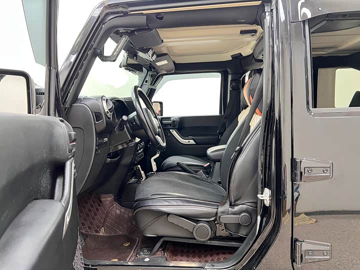 Jeep Wrangler — фото 15