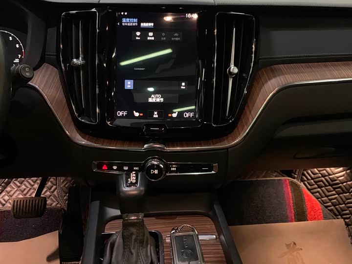 Volvo XC60 2021 T 5 4 WD — фото 10