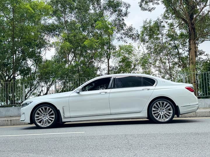 BMW 7-Series 2019 M 760 Li x Drive V 12 — фото 8