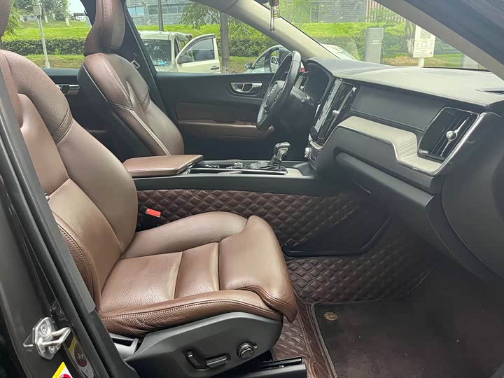 Volvo XC60 2019 T 5 4 WD VI — фото 11