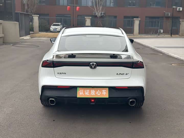 Changan UNI-V 2022 1.5 T Premium — фото 12