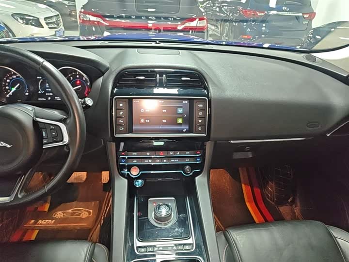 Jaguar F-PACE 2018 2.0 T 4 WD — фото 13