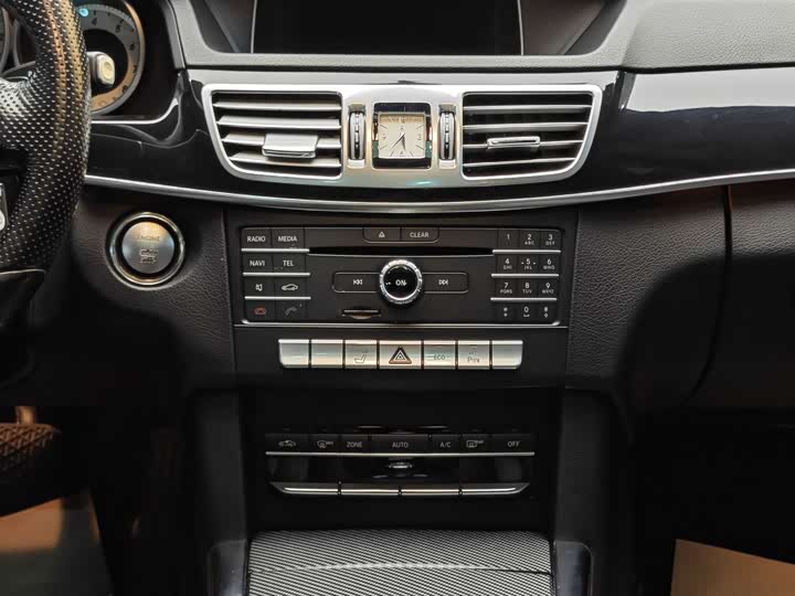 Mercedes-Benz E-Class 2015 E 200 L Sport — фото 18