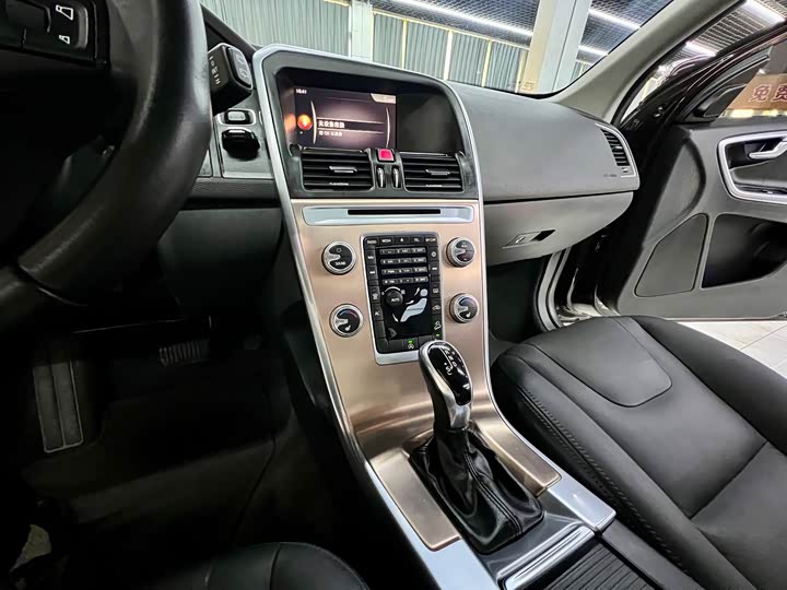 Volvo XC60 2017 T 5 AWD — фото 12