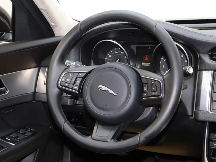 Jaguar XFL 2017 XFL 2.0 T 240 PS — фото 10