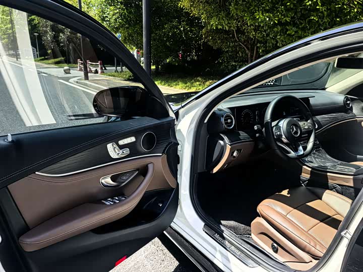Mercedes-Benz E-Class 2019 E 300 L — фото 11